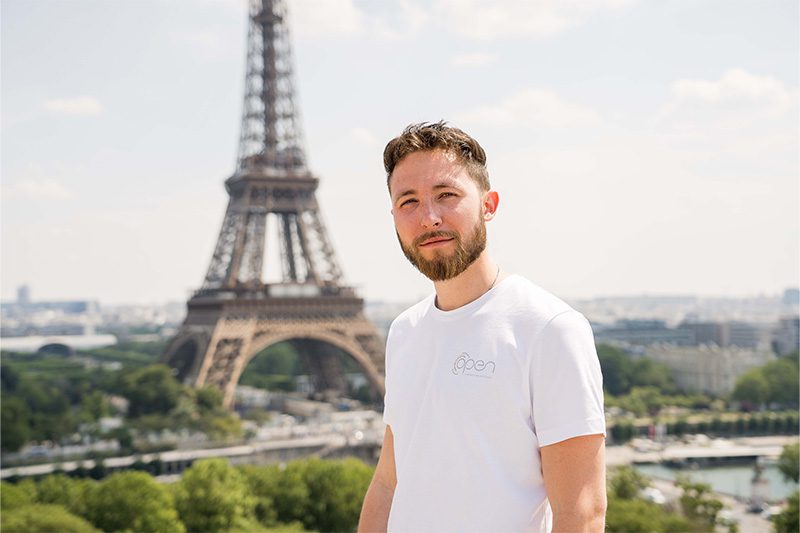 Homme en tee shirt blanc